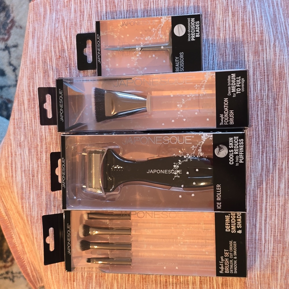 JAPONESQUE BRAND WOMEN'S MAKEUP ACCESSORIES BUNDLE OF 4 ITEMS